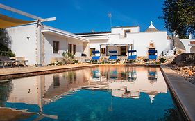 Villa With Trullo And Pool, Alberobello