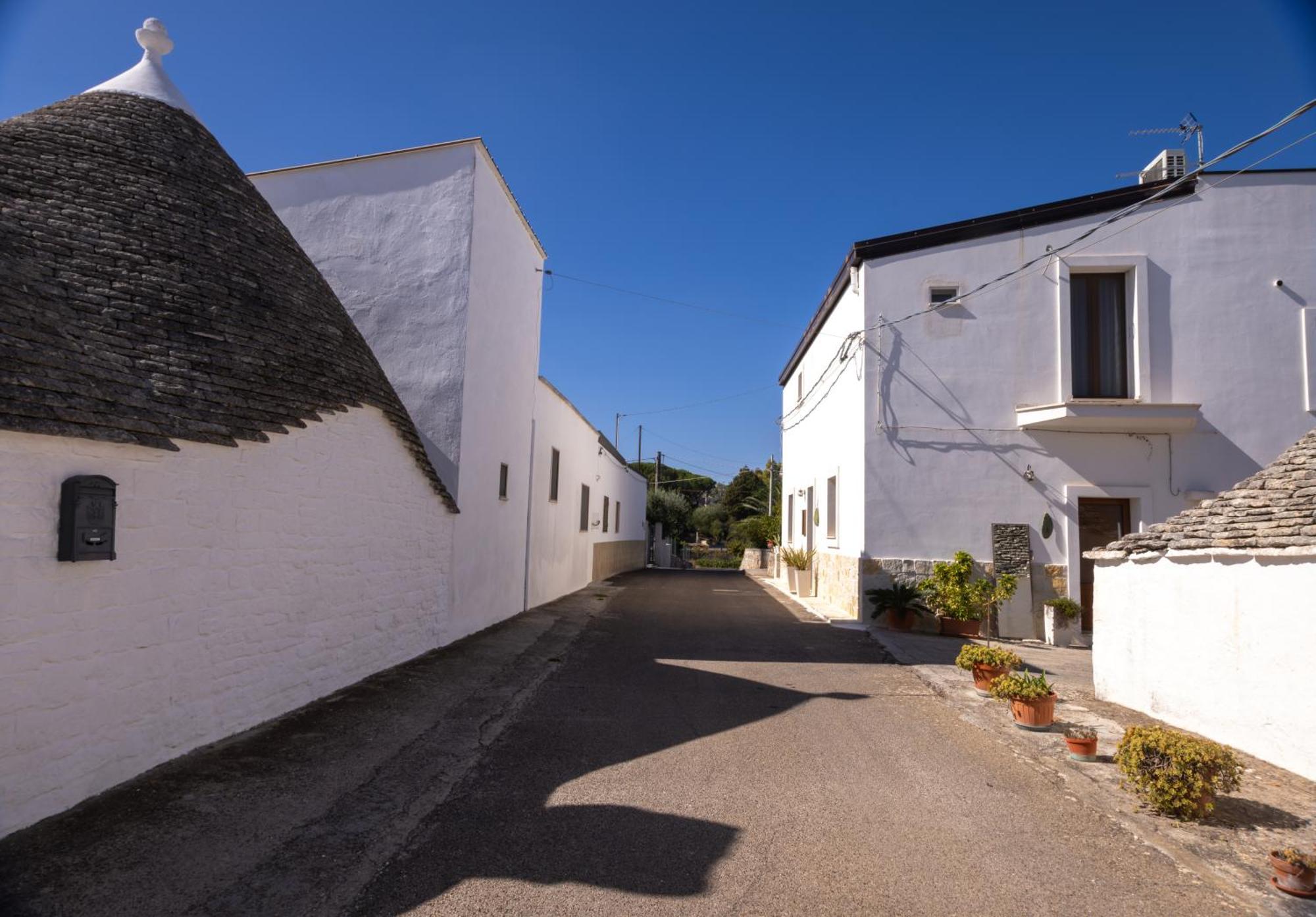 Villa With Trullo And Pool, Alberobello Buitenkant foto